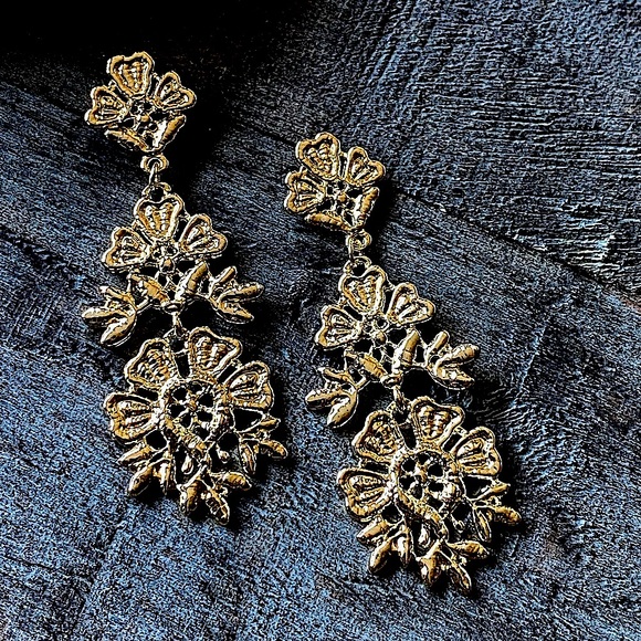 NEW Golden Lace Dangle Earrings - Picture 4 of 8